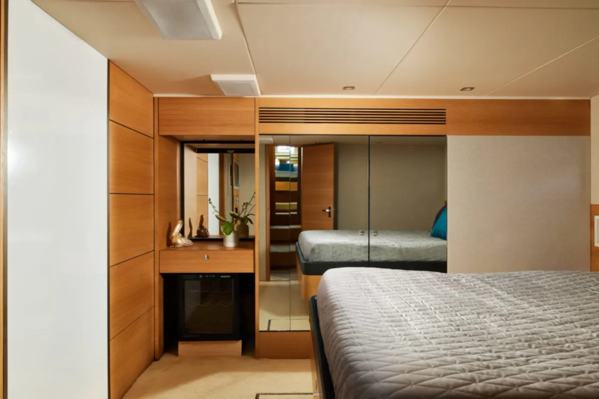 Яхта FAIRLINE 65 image- 6